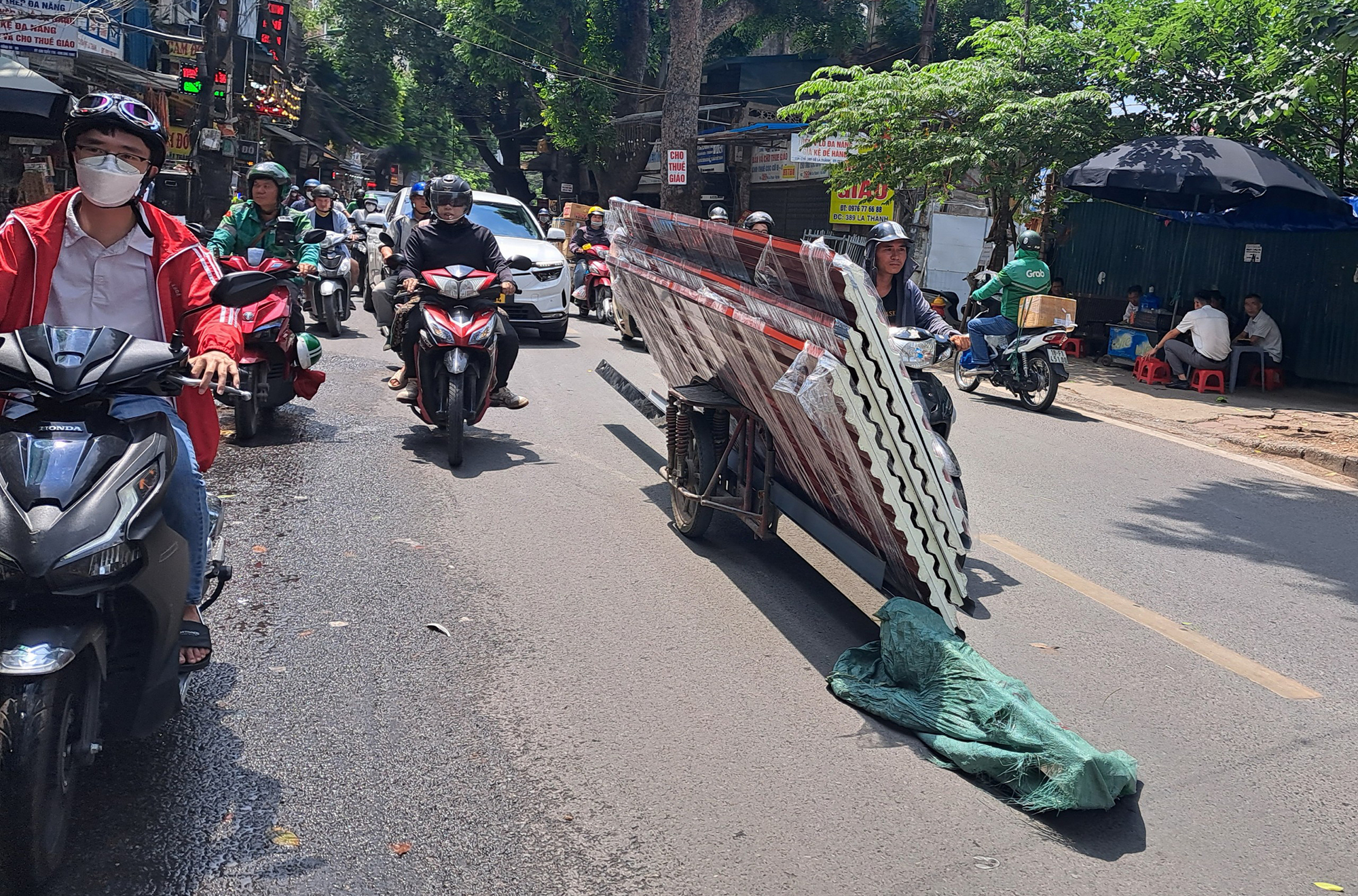 H&agrave; Nội:&nbsp;Sau cao điểm xử l&yacute;, xe tự chế vẫn ngh&ecirc;nh ngang diễu phố- Ảnh 2.