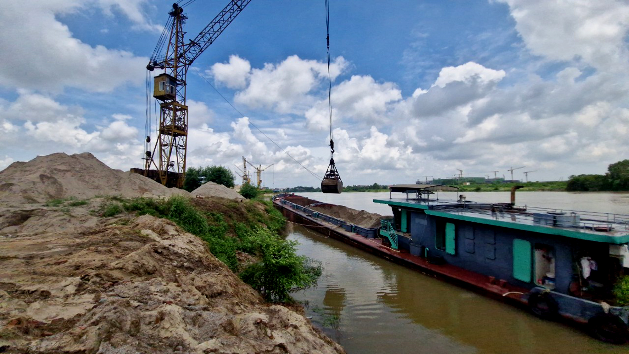 Bến thủy kh&ocirc;ng ph&eacute;p bủa v&acirc;y đ&ecirc; s&ocirc;ng Cầu- Ảnh 1.