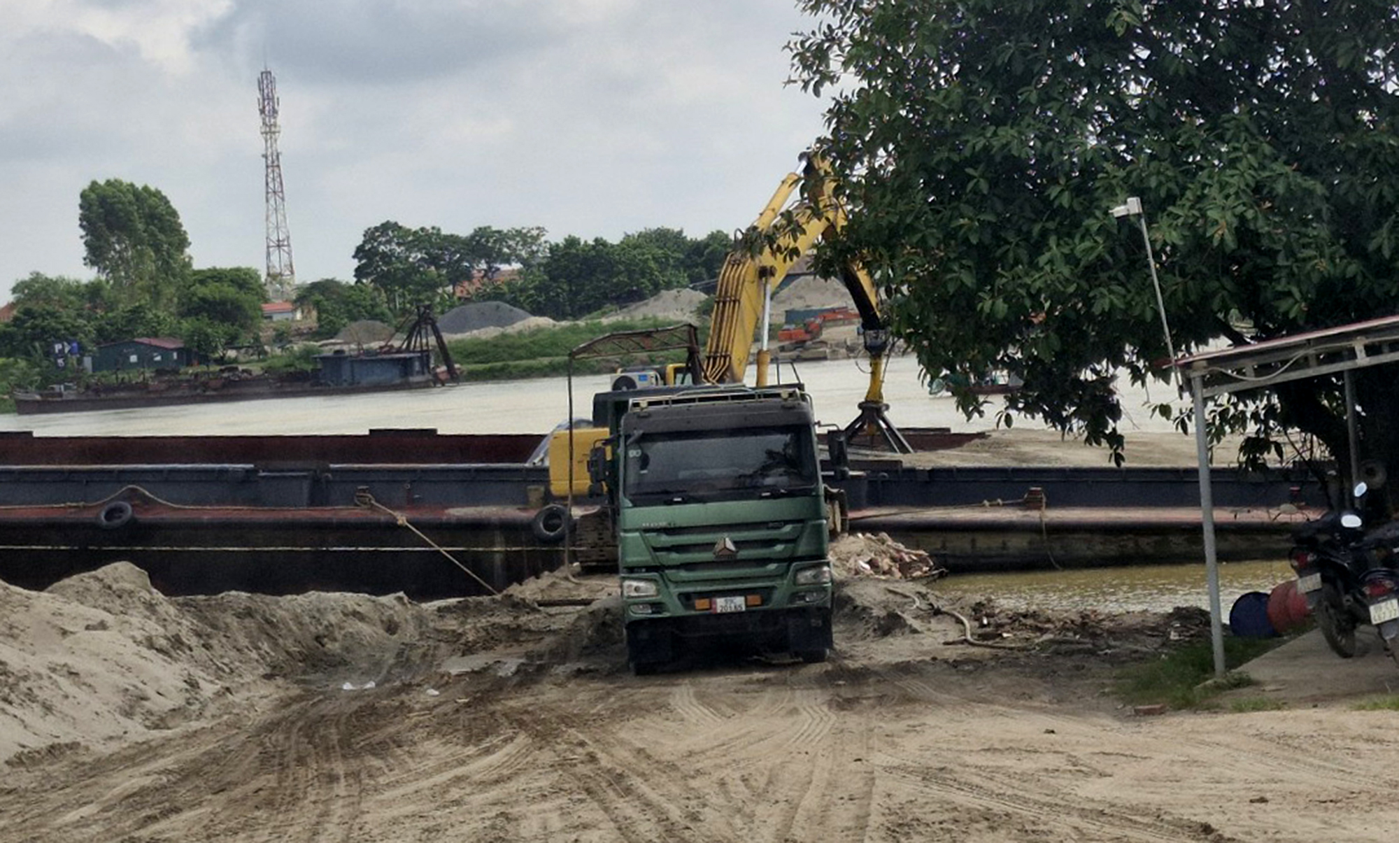 Bến thủy kh&ocirc;ng ph&eacute;p bủa v&acirc;y đ&ecirc; s&ocirc;ng Cầu- Ảnh 2.