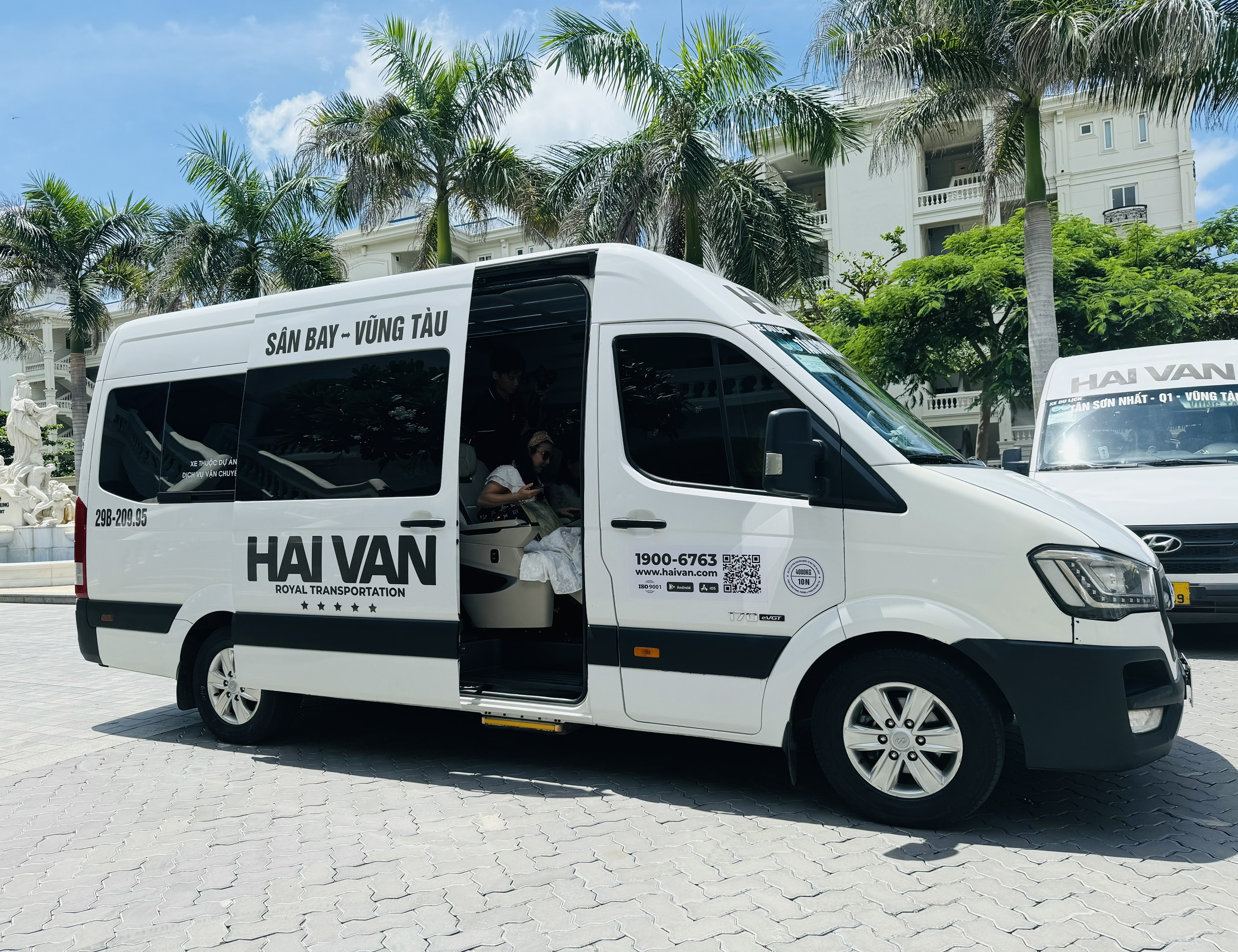 Th&ecirc;m xe sang phục vụ kh&aacute;ch chặng Vũng T&agrave;u - s&acirc;n bay T&acirc;n Sơn Nhất- Ảnh 3.