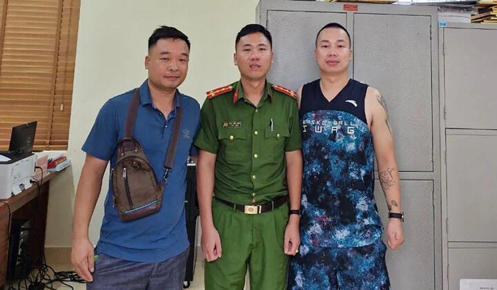 Đại &uacute;y c&ocirc;ng an v&agrave; người d&acirc;n dũng cảm cứu 3 du kh&aacute;ch đuối nước tr&ecirc;n biển- Ảnh 2.