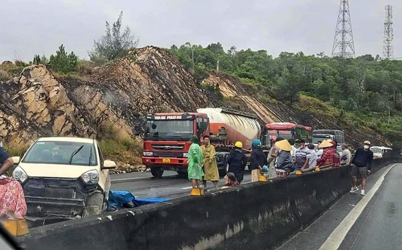 Hiện trường vụ tai nạn giao th&ocirc;ng.
