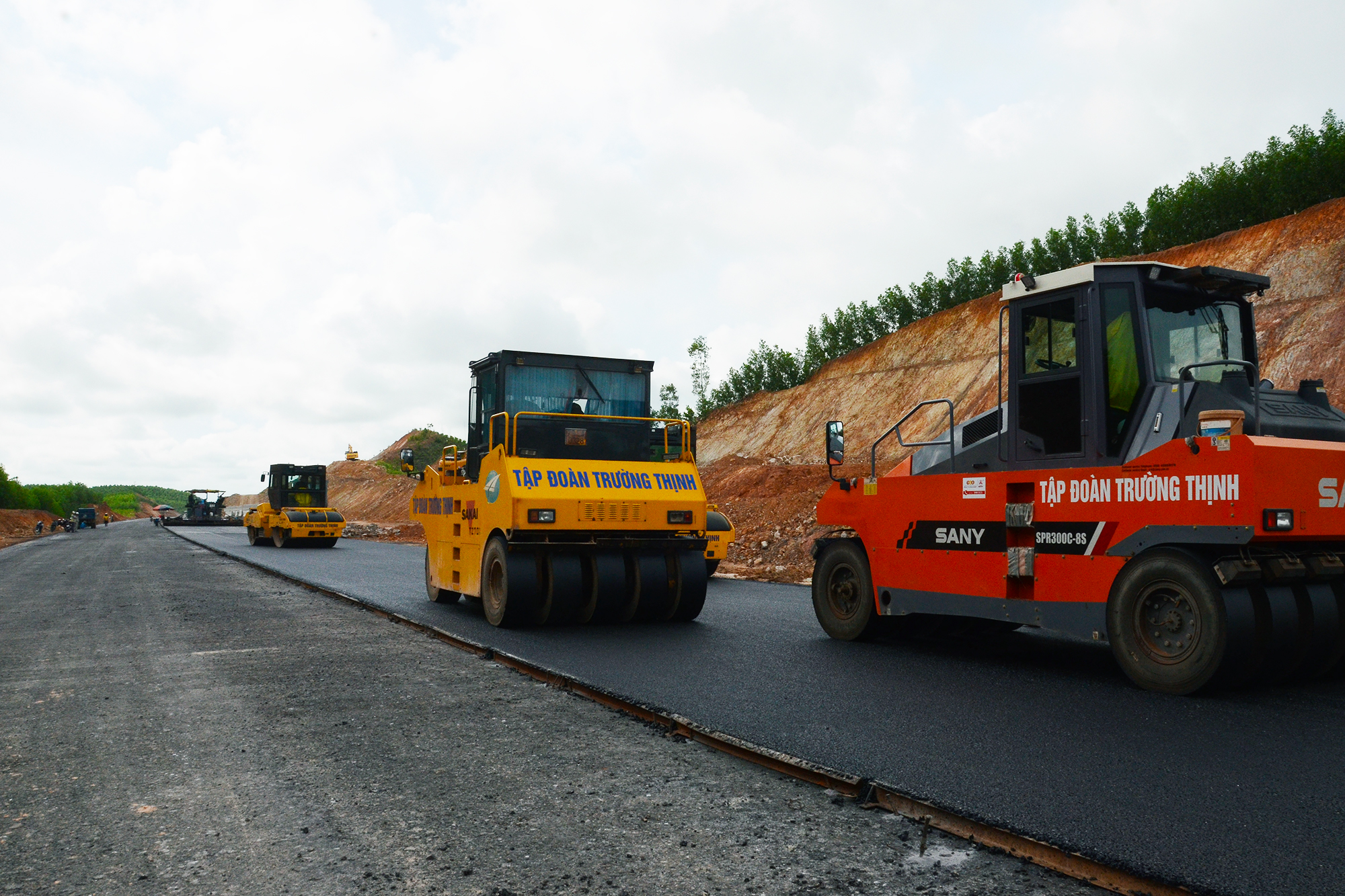 Quyết tâm thông xe cao tốc Vạn Ninh - Cam Lộ dịp 30/4/2025- Ảnh 4. Quyết tâm thông xe cao tốc Vạn Ninh - Cam Lộ dịp 30/4/2025- Ảnh 4.