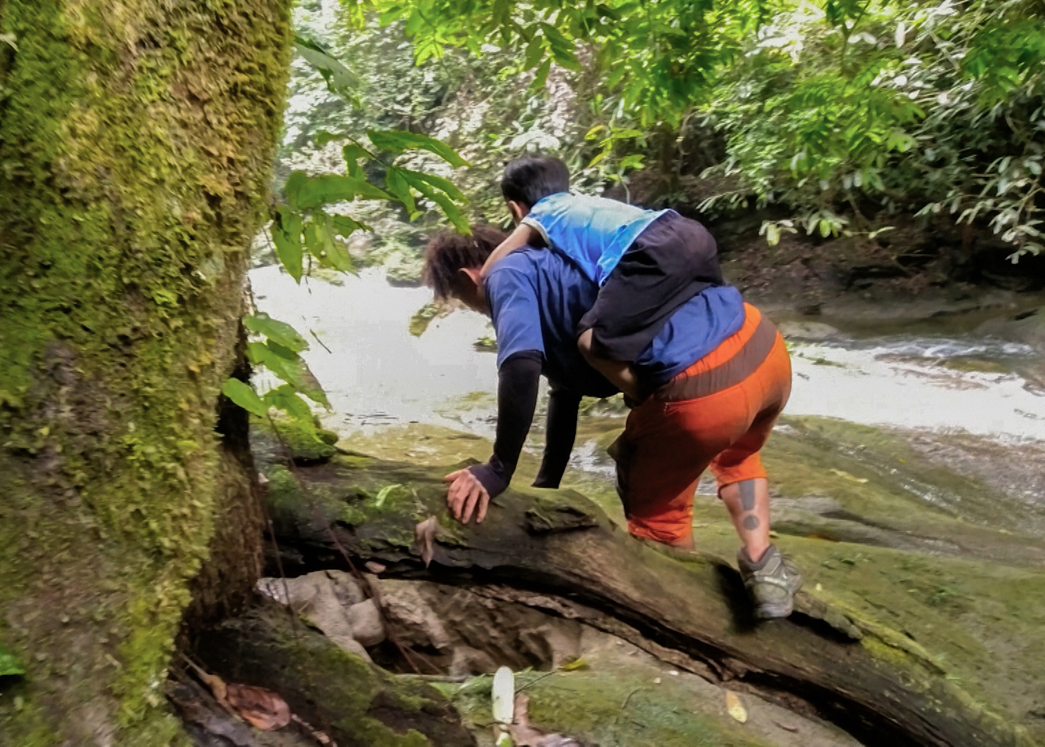 X&uacute;c động h&agrave;nh tr&igrave;nh cậu b&eacute; 4 tuổi c&ugrave;ng cha chinh phục th&aacute;c Nặm Me- Ảnh 4.