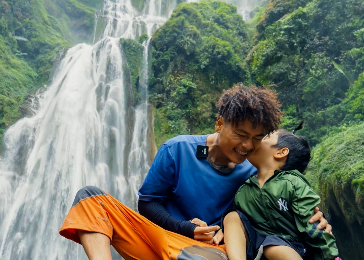 X&uacute;c động h&agrave;nh tr&igrave;nh cậu b&eacute; 4 tuổi c&ugrave;ng cha chinh phục th&aacute;c Nặm Me- Ảnh 6.