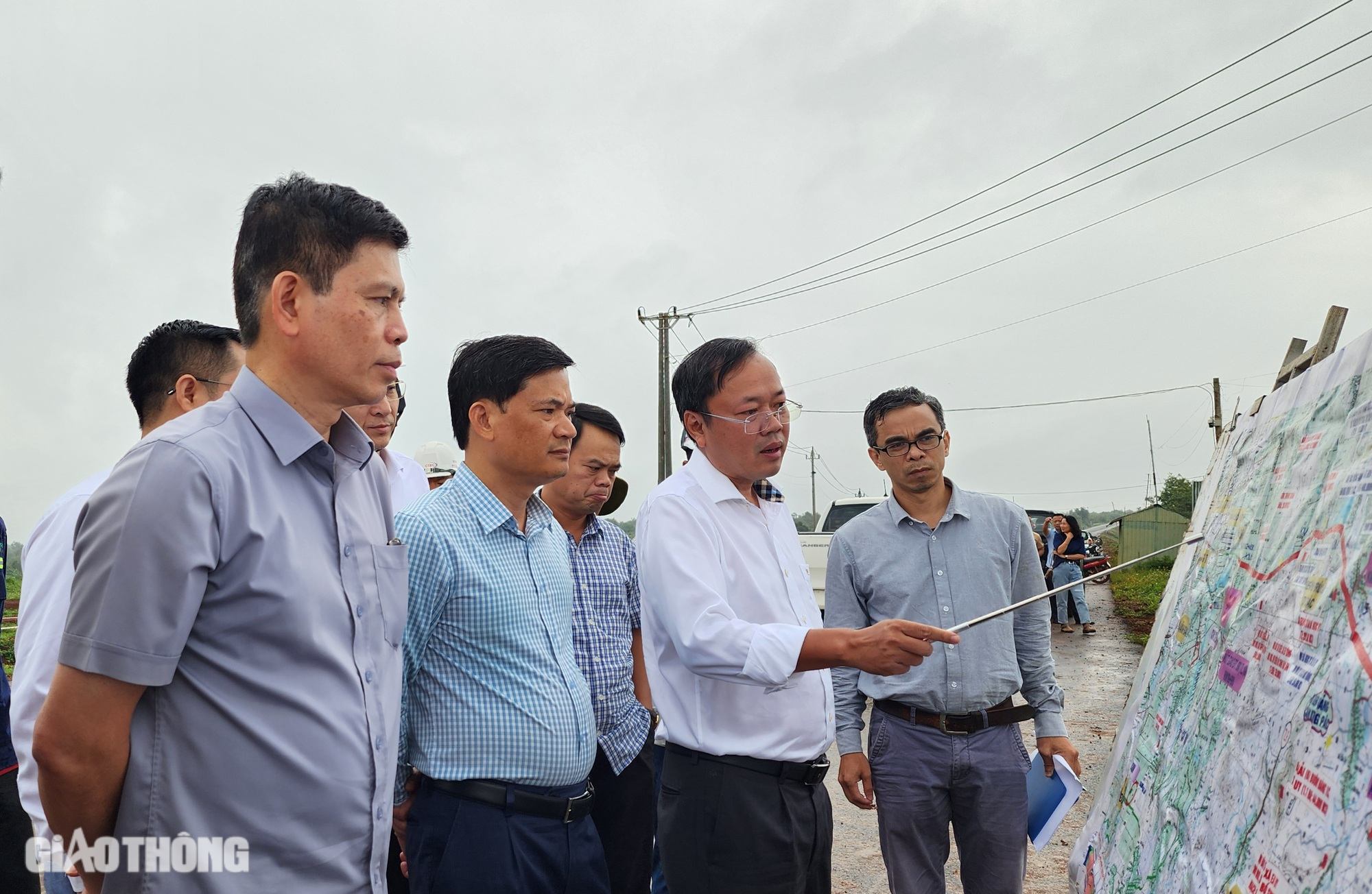 Thứ trưởng Bộ GTVT: Thi c&ocirc;ng "3 ca, 4 k&iacute;p", đẩy tiến độ cao tốc Kh&aacute;nh H&ograve;a - Bu&ocirc;n Ma Thuột- Ảnh 4.