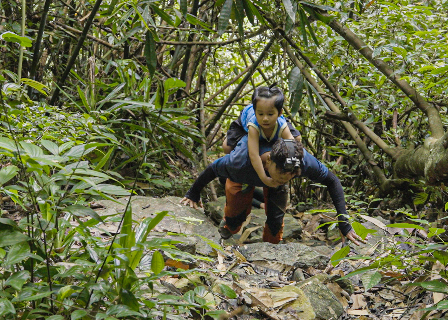 X&uacute;c động h&agrave;nh tr&igrave;nh cậu b&eacute; 4 tuổi c&ugrave;ng cha chinh phục th&aacute;c Nặm Me- Ảnh 3.