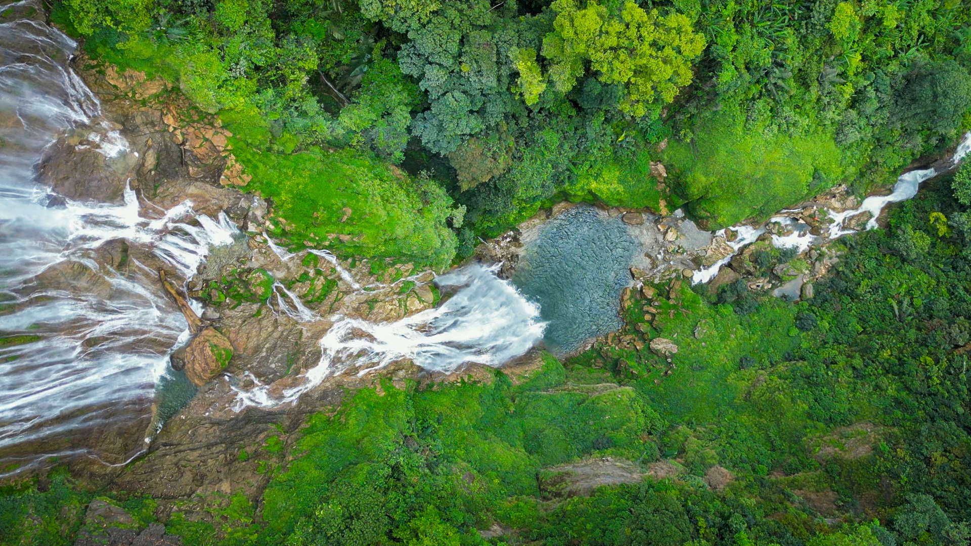 X&uacute;c động h&agrave;nh tr&igrave;nh cậu b&eacute; 4 tuổi c&ugrave;ng cha chinh phục th&aacute;c Nặm Me- Ảnh 1.