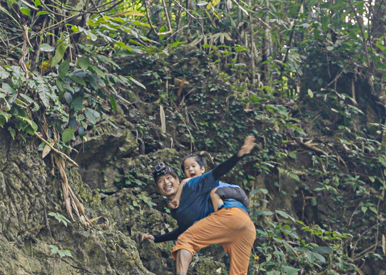 X&uacute;c động h&agrave;nh tr&igrave;nh cậu b&eacute; 4 tuổi c&ugrave;ng cha chinh phục th&aacute;c Nặm Me- Ảnh 5.