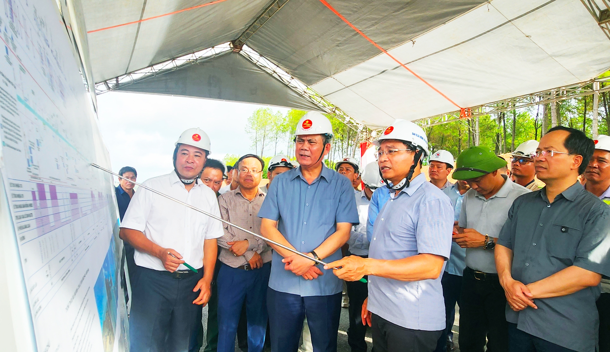 Quyết tâm thông xe cao tốc Vạn Ninh - Cam Lộ dịp 30/4/2025- Ảnh 1. Quyết tâm thông xe cao tốc Vạn Ninh - Cam Lộ dịp 30/4/2025- Ảnh 1.