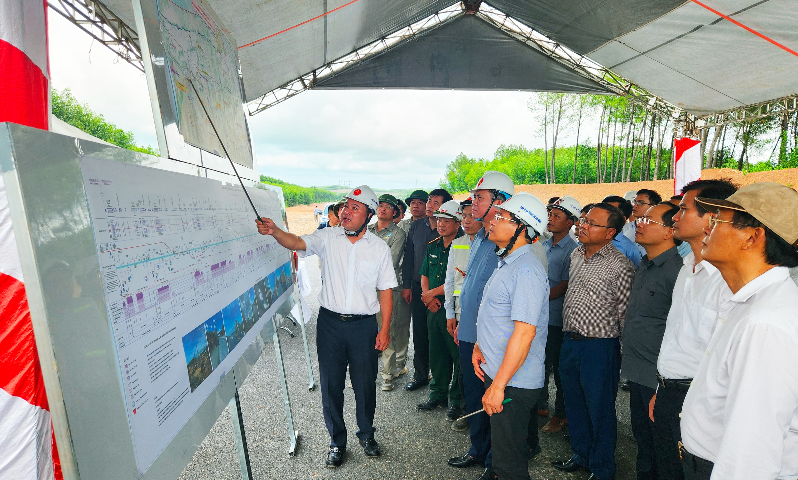 Quyết tâm thông xe cao tốc Vạn Ninh - Cam Lộ dịp 30/4/2025- Ảnh 2. Quyết tâm thông xe cao tốc Vạn Ninh - Cam Lộ dịp 30/4/2025- Ảnh 2.