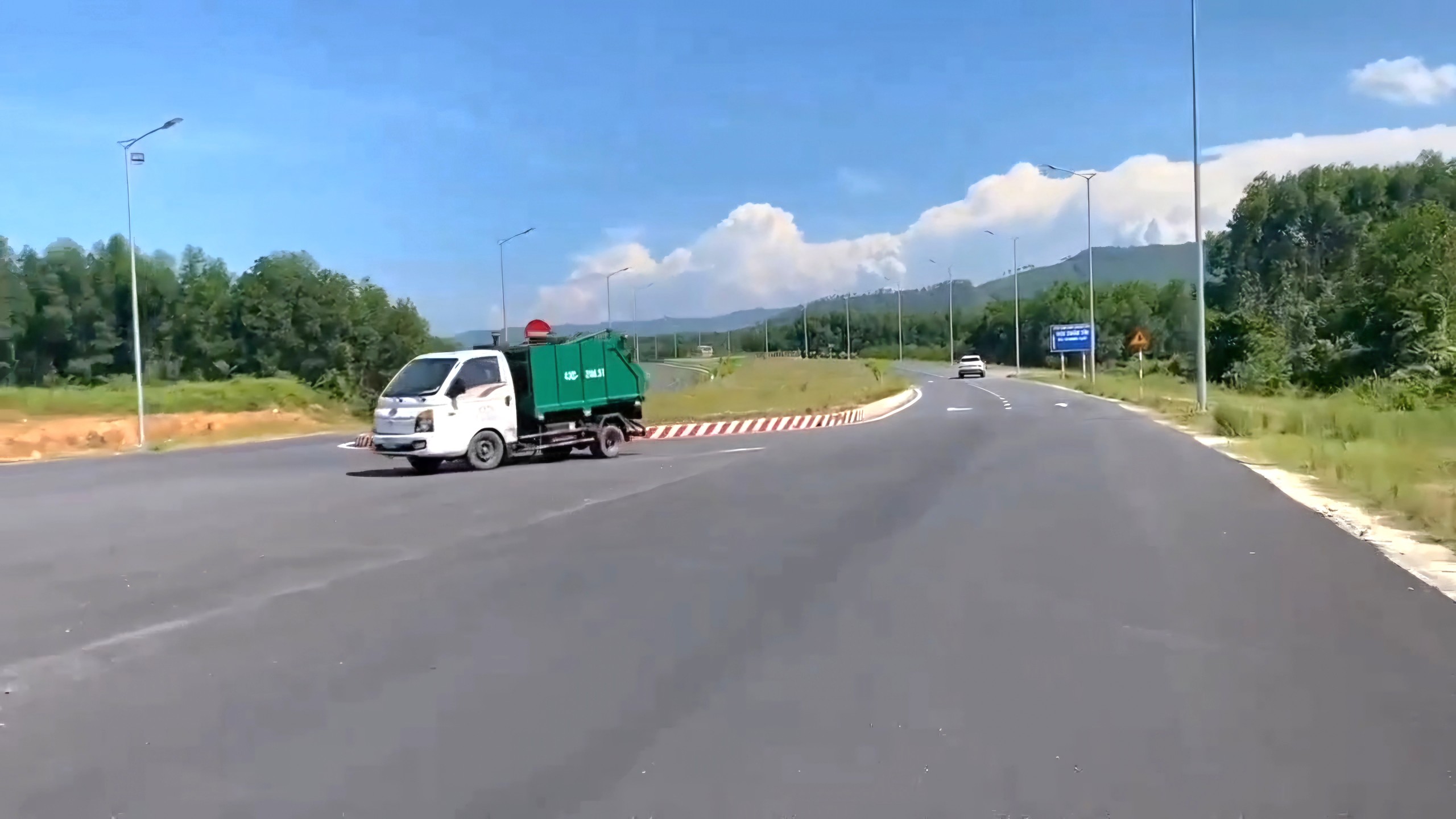 Phạt tiền, tước GPLX t&agrave;i xế xe r&aacute;c chạy ngược chiều tr&ecirc;n đường v&agrave;nh đai Đ&agrave; Nẵng- Ảnh 1.