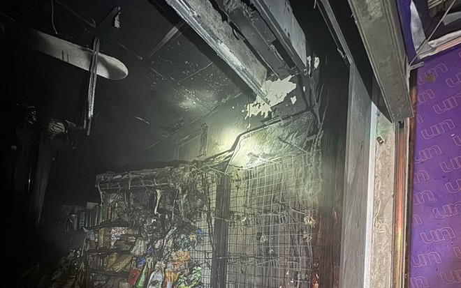 TP.HCM: Giải cứu 5 người mắc kẹt trong vụ cháy lớn tại quận Bình Tân- Ảnh 3. 3 người thoát nạn trong vụ cháy nhà cao tầng lúc rạng sáng