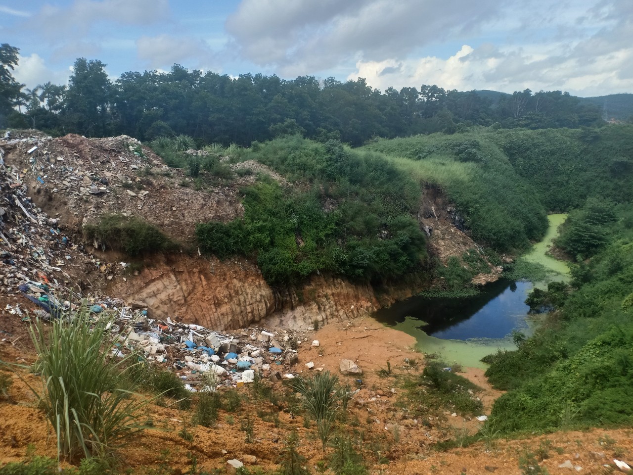 Quảng Ninh: Lạ l&ugrave;ng nghĩa trang th&agrave;nh b&atilde;i đổ thải- Ảnh 2.
