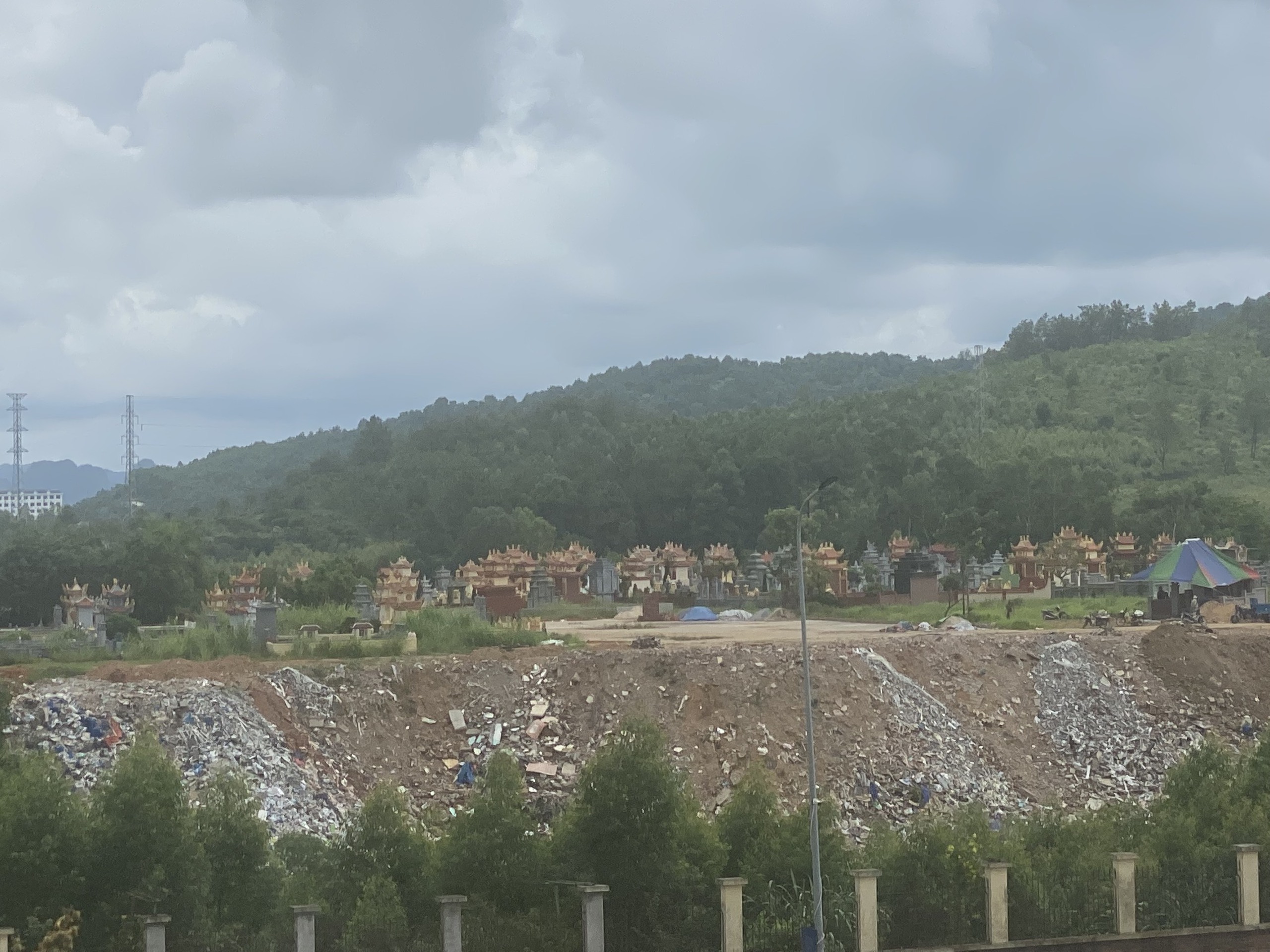 Quảng Ninh: Lạ l&ugrave;ng nghĩa trang th&agrave;nh b&atilde;i đổ thải- Ảnh 1.