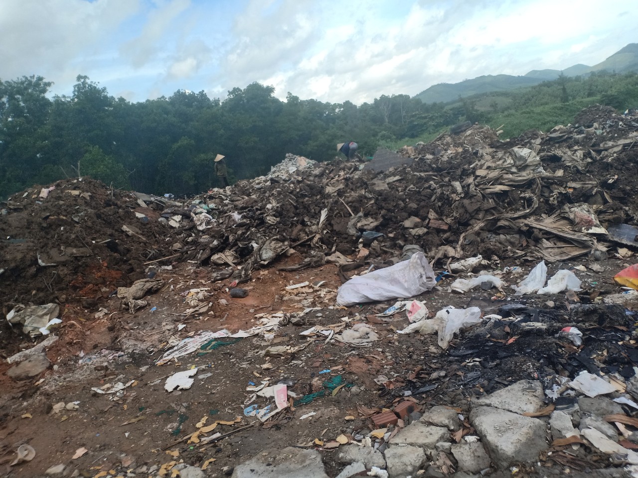 Quảng Ninh: Lạ l&ugrave;ng nghĩa trang th&agrave;nh b&atilde;i đổ thải- Ảnh 4.