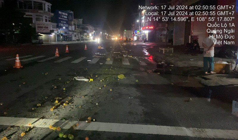 Hiện trường vụ TNGT nghiêm trọng làm hai người thương vong. Hiện trường vụ TNGT nghiêm trọng làm hai người thương vong.