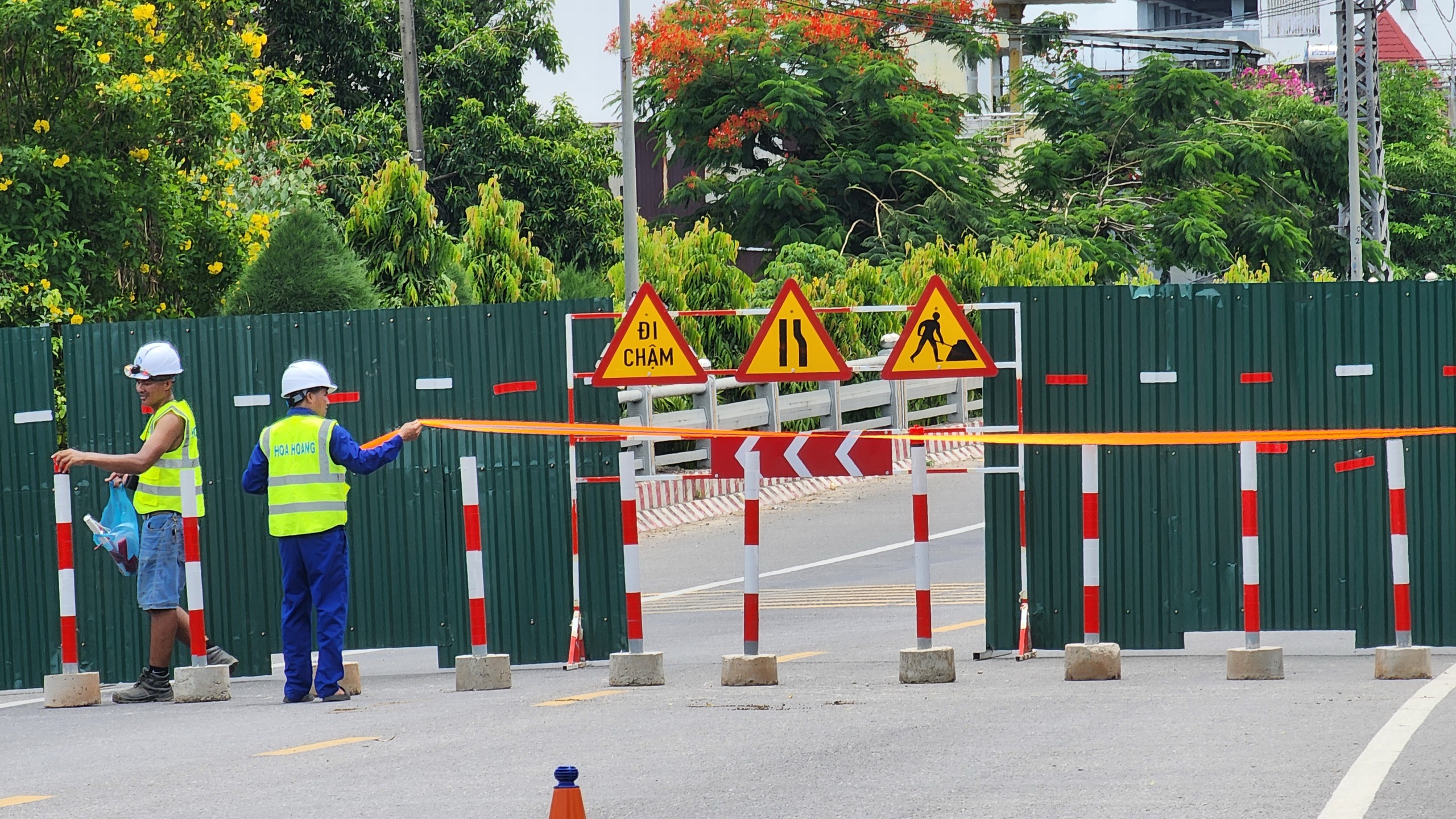 Ch&iacute;nh thức đ&oacute;ng cầu Tr&agrave; Kh&uacute;c 2, CSGT căng m&igrave;nh điều tiết phương tiện- Ảnh 4.