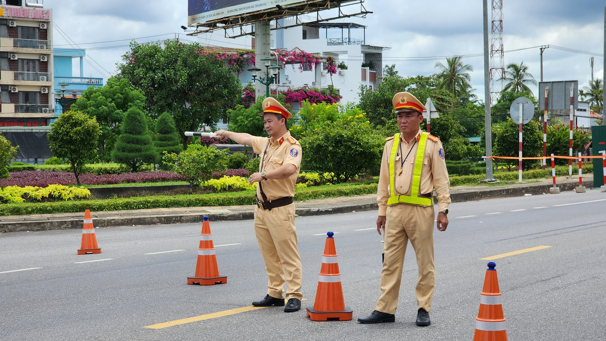 Ch&iacute;nh thức đ&oacute;ng cầu Tr&agrave; Kh&uacute;c 2, CSGT căng m&igrave;nh điều tiết phương tiện- Ảnh 10.