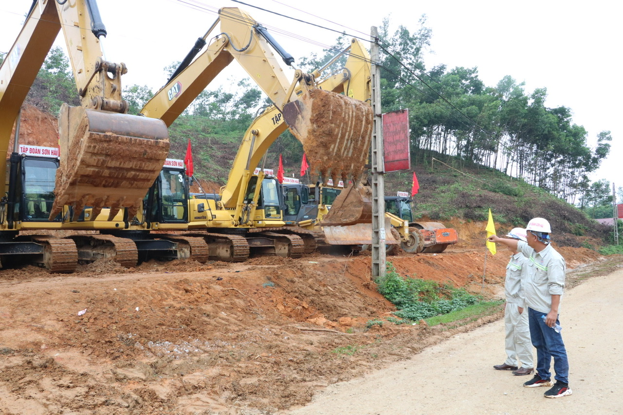 Hai đoạn tuyến đường Hồ Ch&iacute; Minh mới khởi c&ocirc;ng đang triển khai thế n&agrave;o?- Ảnh 1.
