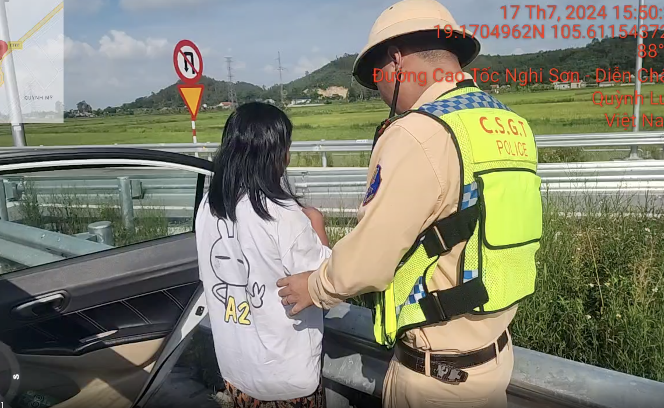 Cảnh s&aacute;t giao th&ocirc;ng đưa người phụ nữ t&acirc;m thần lạc l&ecirc;n cao tốc về nơi an to&agrave;n- Ảnh 1.