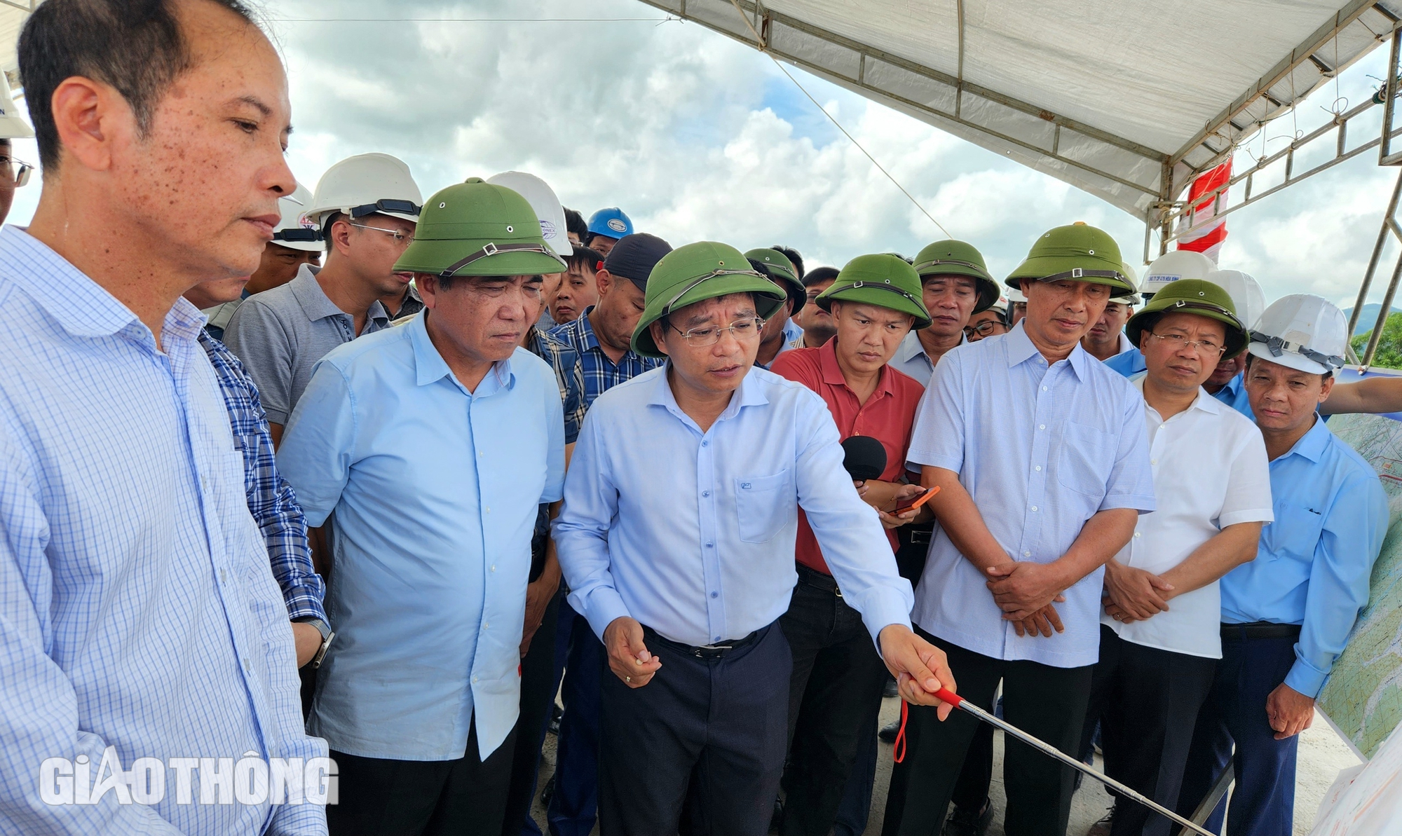 Vượt khó để thông cao tốc qua Hà Tĩnh, Quảng Bình đúng dịp 30/4/2025- Ảnh 2. Vượt khó để thông cao tốc qua Hà Tĩnh, Quảng Bình đúng dịp 30/4/2025- Ảnh 2.