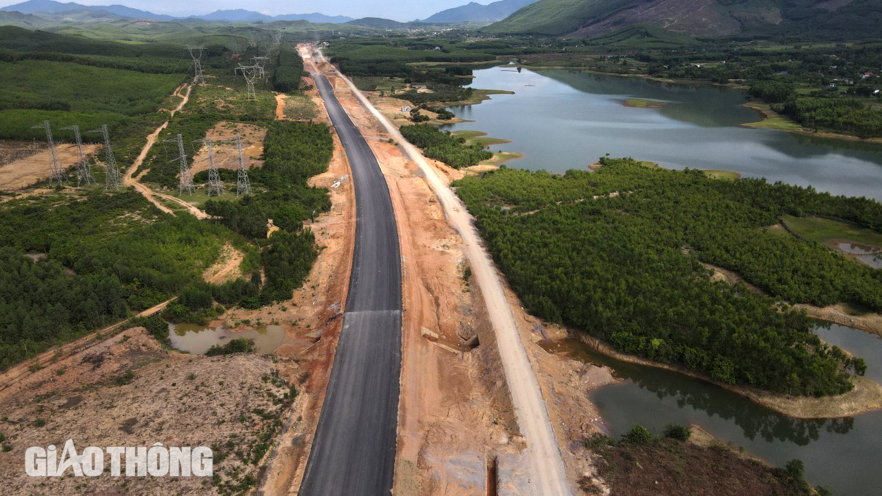 Vượt khó để thông cao tốc qua Hà Tĩnh, Quảng Bình đúng dịp 30/4/2025- Ảnh 3. Vượt khó để thông cao tốc qua Hà Tĩnh, Quảng Bình đúng dịp 30/4/2025- Ảnh 3.
