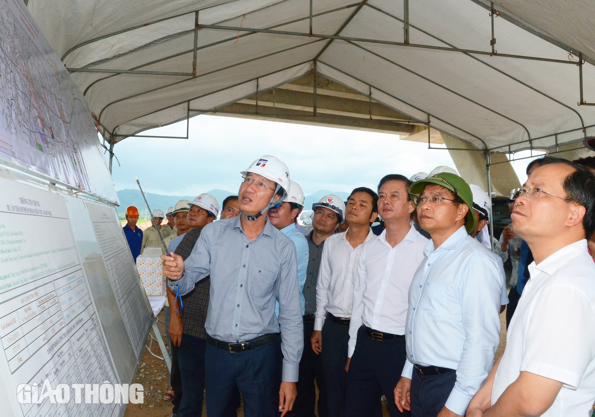 Vượt khó để thông cao tốc qua Hà Tĩnh, Quảng Bình đúng dịp 30/4/2025- Ảnh 4. Vượt khó để thông cao tốc qua Hà Tĩnh, Quảng Bình đúng dịp 30/4/2025- Ảnh 4.