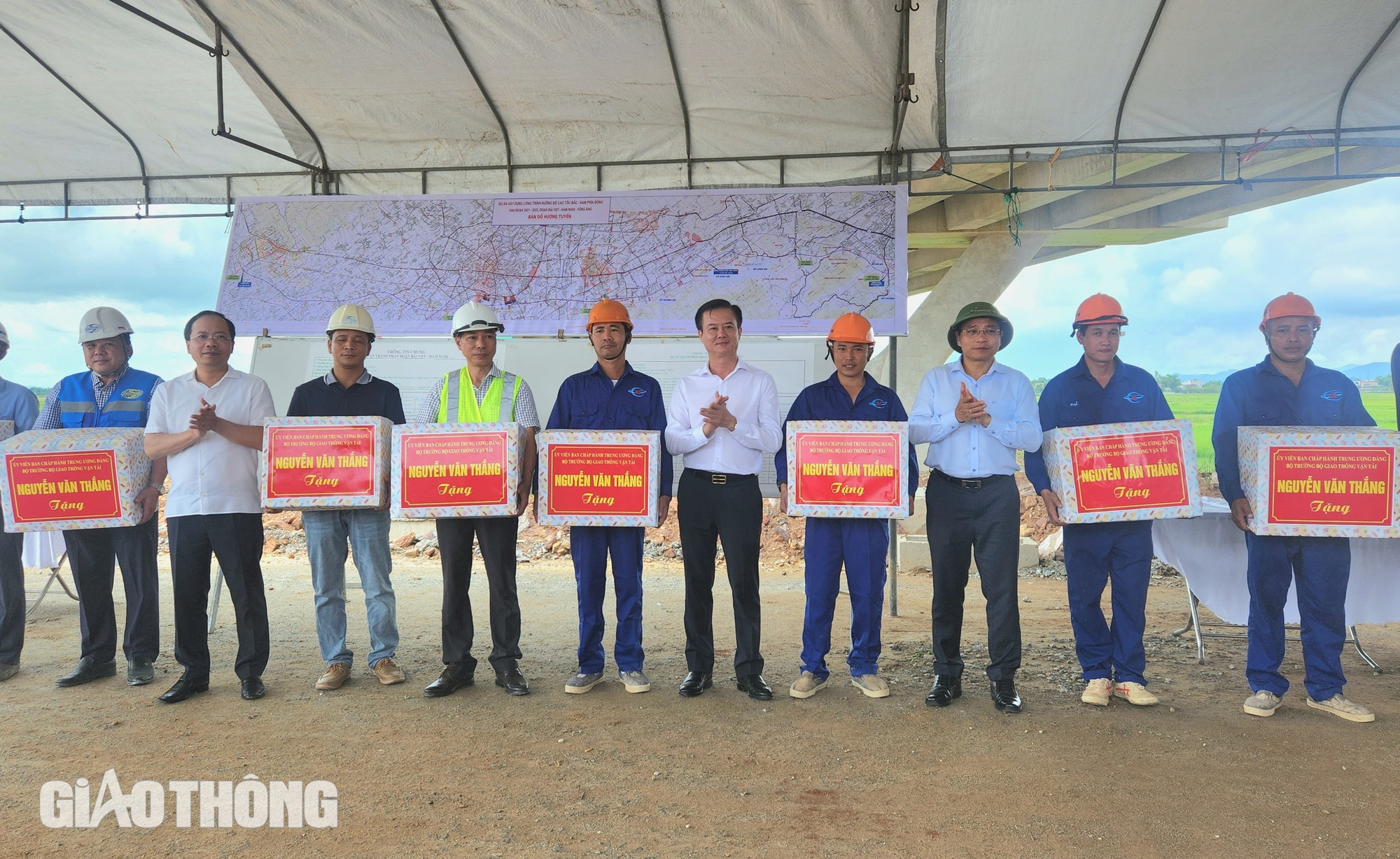 Vượt khó để thông cao tốc qua Hà Tĩnh, Quảng Bình đúng dịp 30/4/2025- Ảnh 6. Vượt khó để thông cao tốc qua Hà Tĩnh, Quảng Bình đúng dịp 30/4/2025- Ảnh 6.