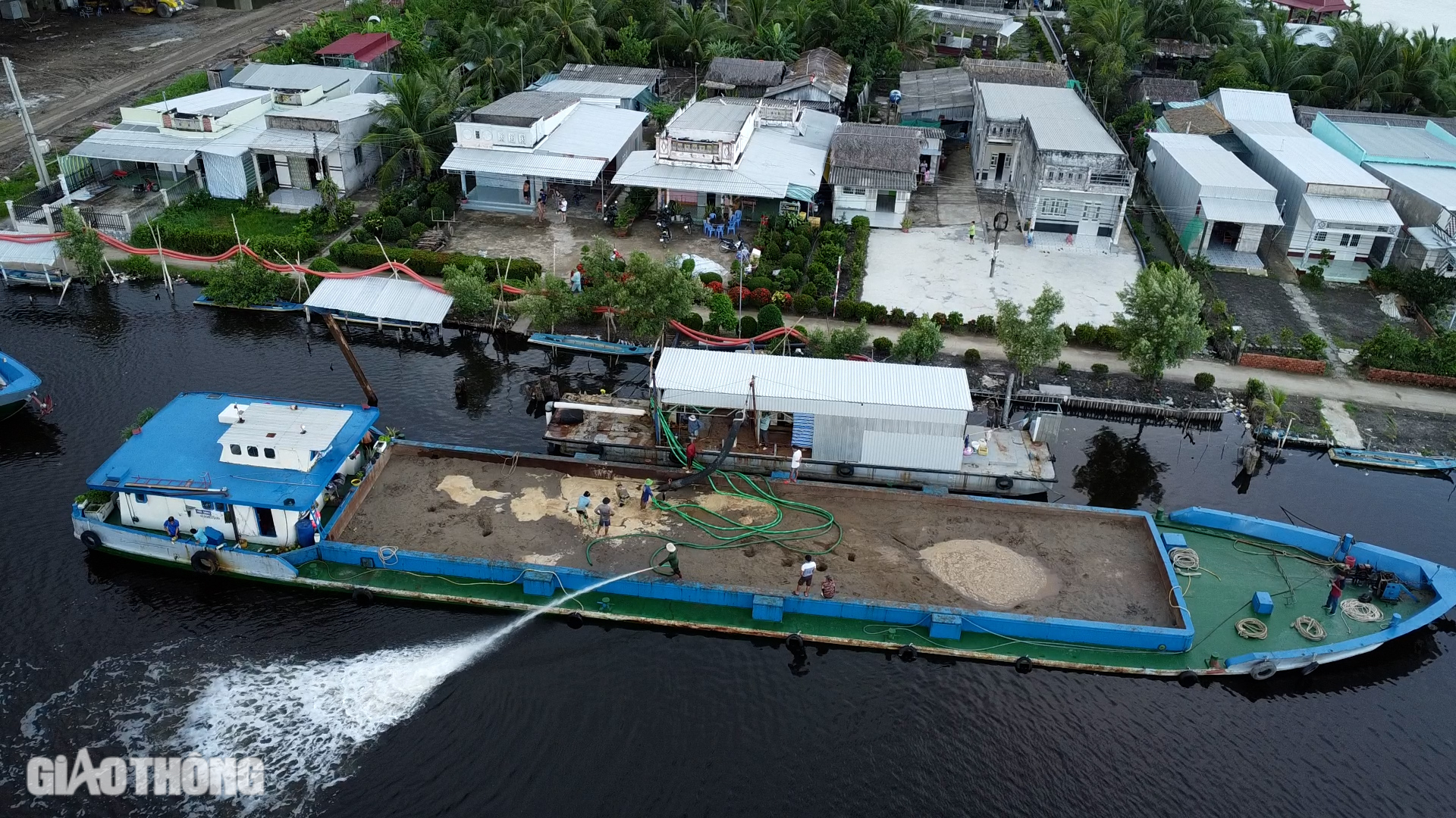 Những khối c&aacute;t biển đầu ti&ecirc;n về c&ocirc;ng trường cao tốc Hậu Giang - C&agrave; Mau- Ảnh 1.