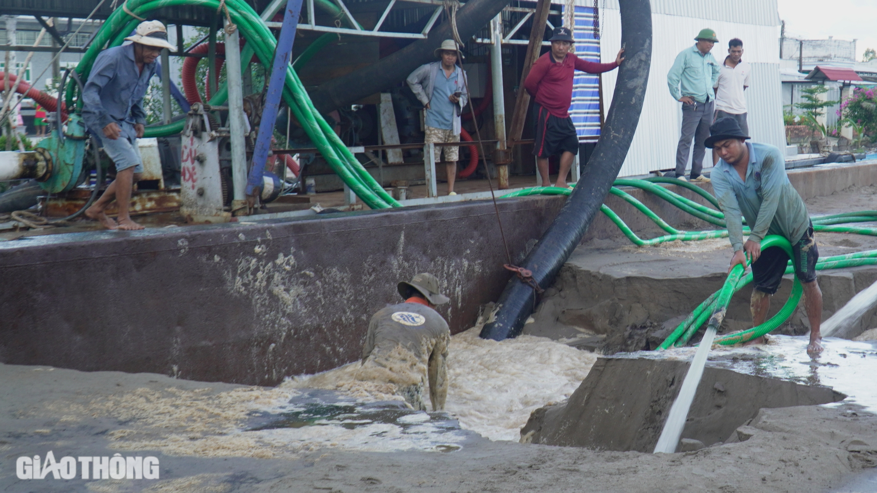 Những khối c&aacute;t biển đầu ti&ecirc;n về c&ocirc;ng trường cao tốc Hậu Giang - C&agrave; Mau- Ảnh 2.