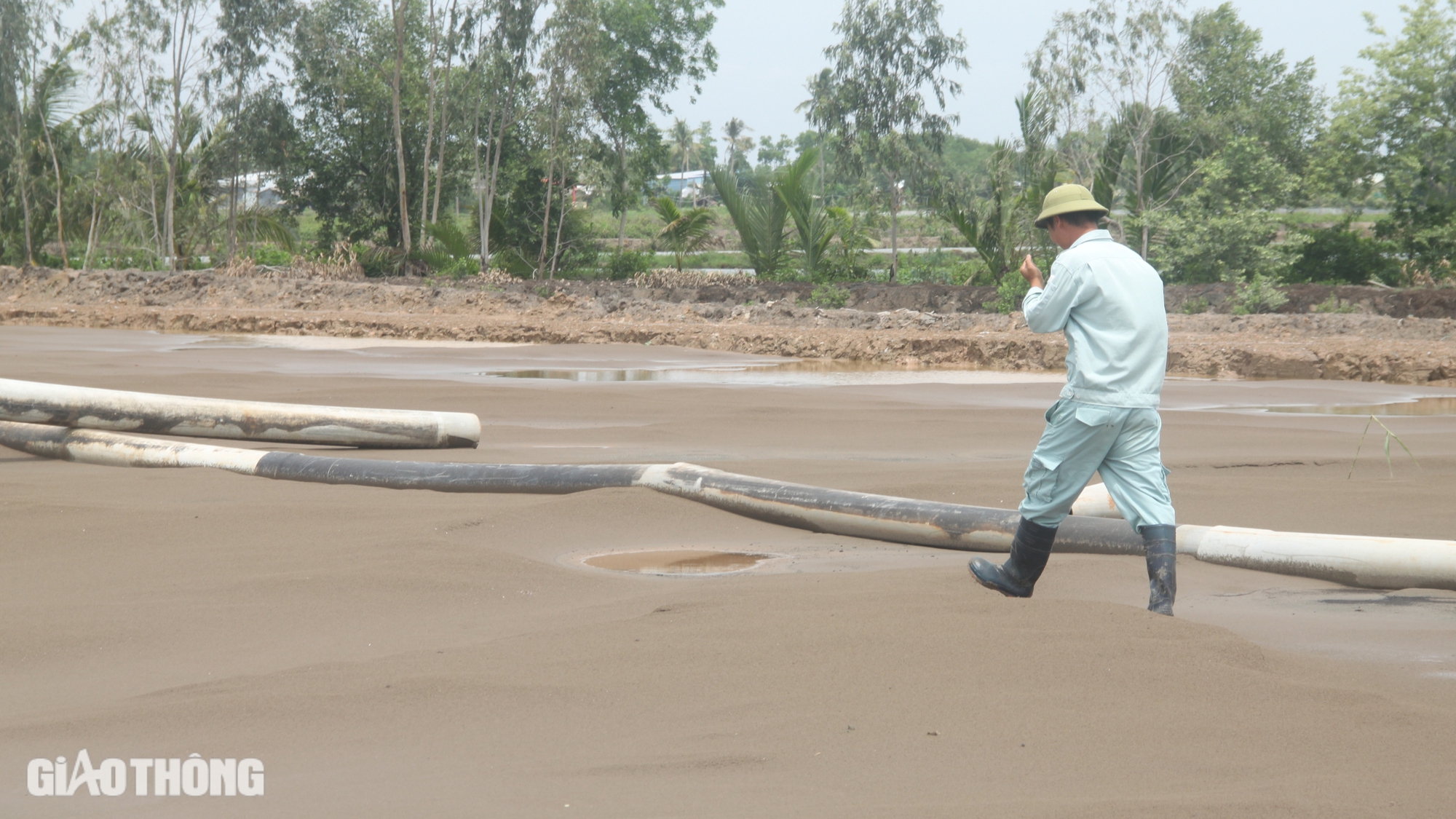 Những khối c&aacute;t biển đầu ti&ecirc;n về c&ocirc;ng trường cao tốc Hậu Giang - C&agrave; Mau- Ảnh 4.
