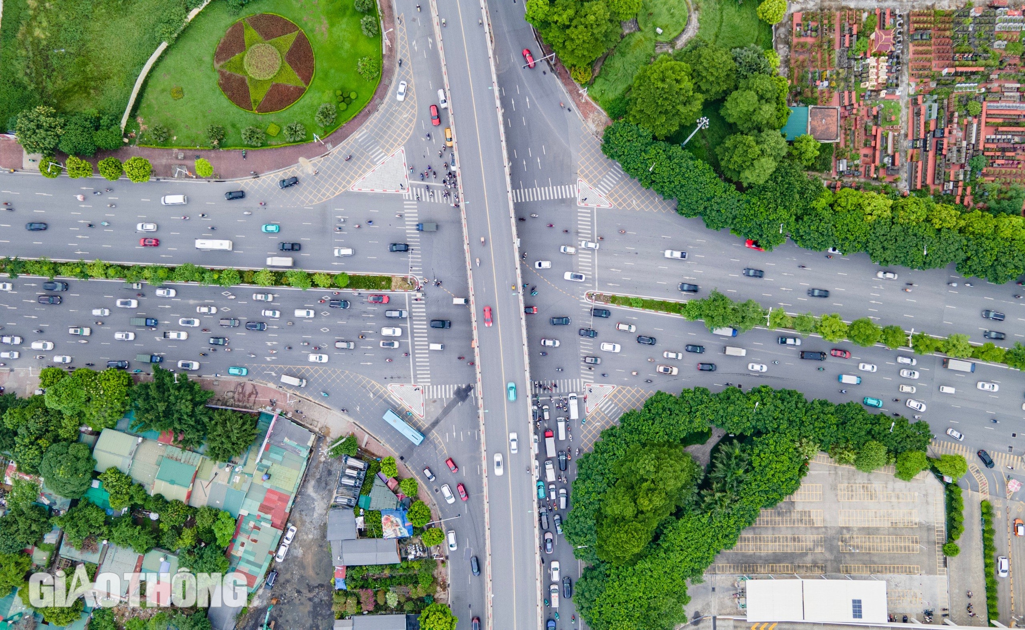 Cận cảnh giao th&ocirc;ng tại vị tr&iacute; sắp l&agrave;m hầm chui 750 tỷ "chia lửa" cho n&uacute;t giao Cổ Linh- Ảnh 2.