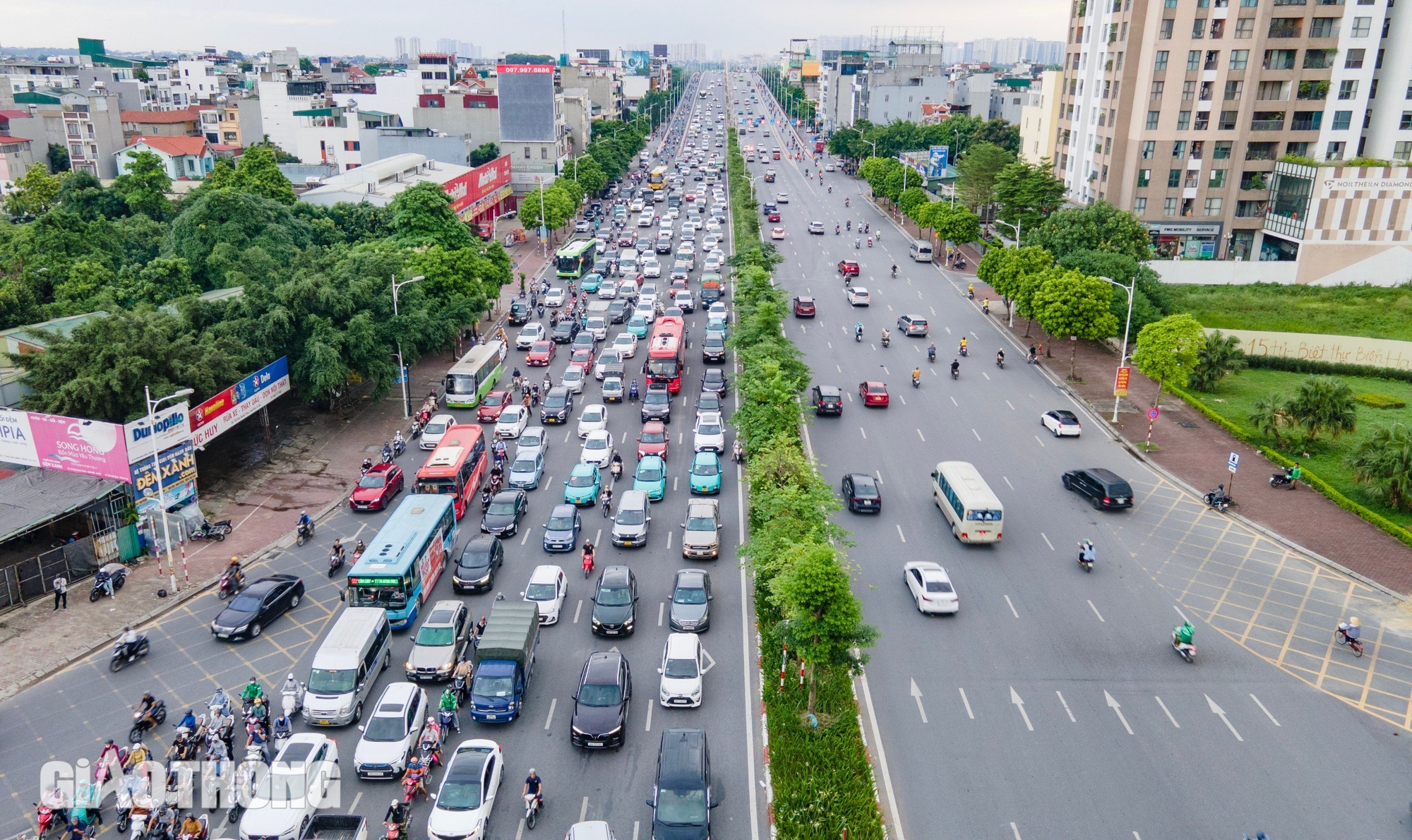 Cận cảnh giao th&ocirc;ng tại vị tr&iacute; sắp l&agrave;m hầm chui 750 tỷ "chia lửa" cho n&uacute;t giao Cổ Linh- Ảnh 4.