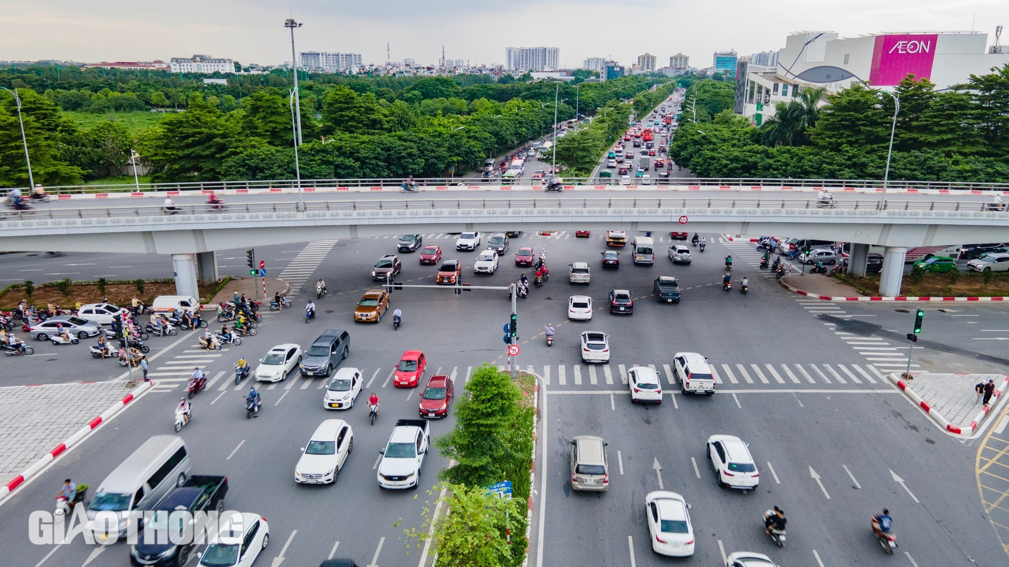 Cận cảnh giao th&ocirc;ng tại vị tr&iacute; sắp l&agrave;m hầm chui 750 tỷ "chia lửa" cho n&uacute;t giao Cổ Linh- Ảnh 5.