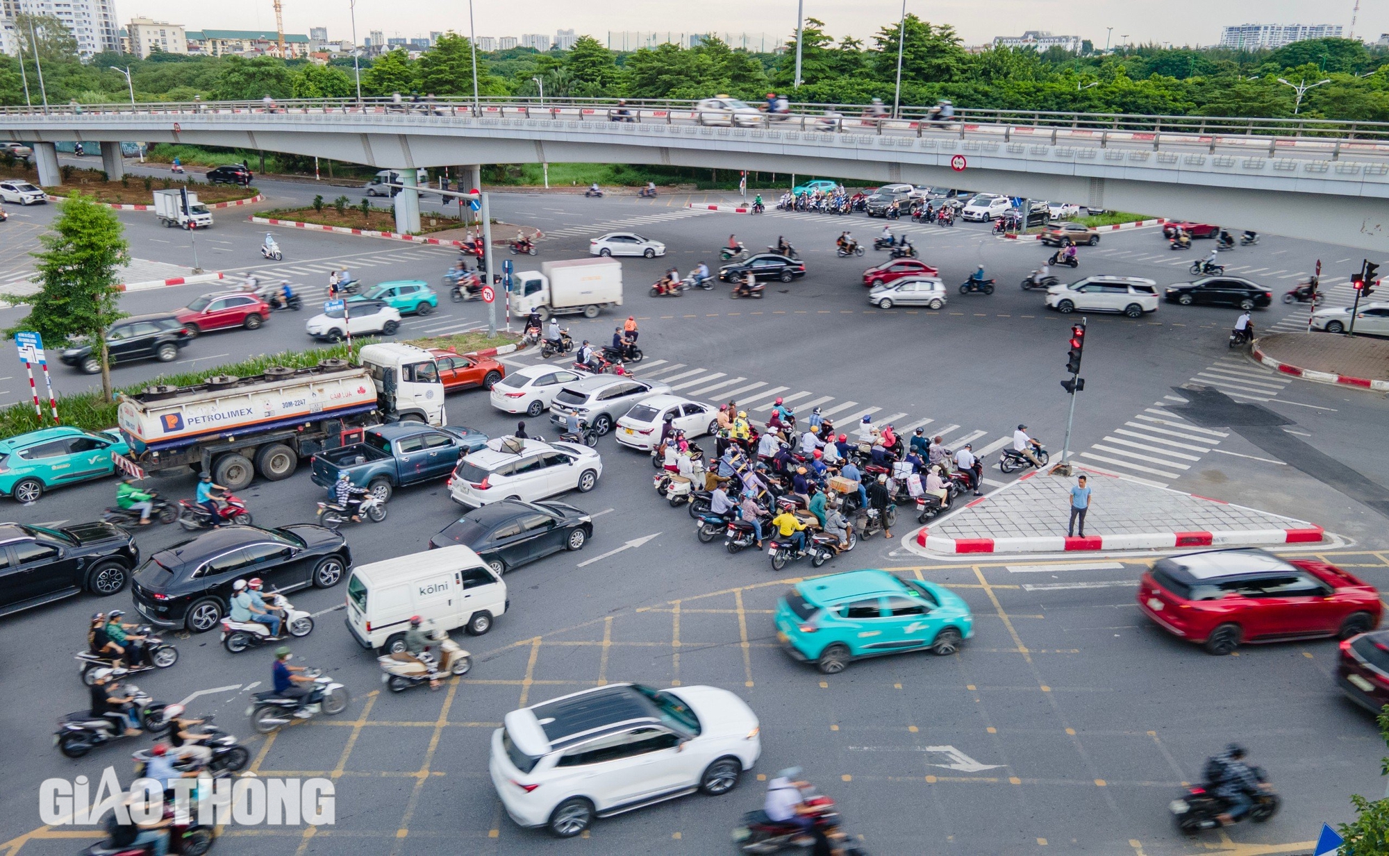 Cận cảnh giao th&ocirc;ng tại vị tr&iacute; sắp l&agrave;m hầm chui 750 tỷ "chia lửa" cho n&uacute;t giao Cổ Linh- Ảnh 6.