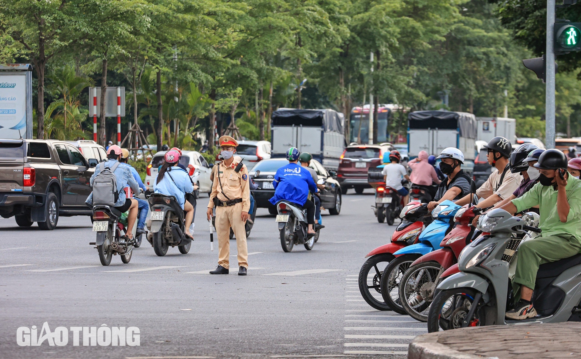 Cận cảnh giao th&ocirc;ng tại vị tr&iacute; sắp l&agrave;m hầm chui 750 tỷ "chia lửa" cho n&uacute;t giao Cổ Linh- Ảnh 8.