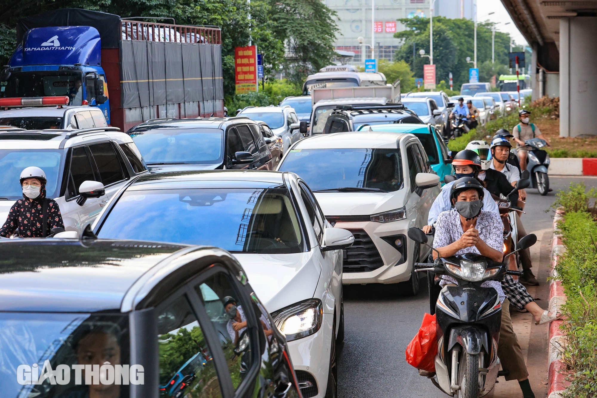 Cận cảnh giao th&ocirc;ng tại vị tr&iacute; sắp l&agrave;m hầm chui 750 tỷ "chia lửa" cho n&uacute;t giao Cổ Linh- Ảnh 11.