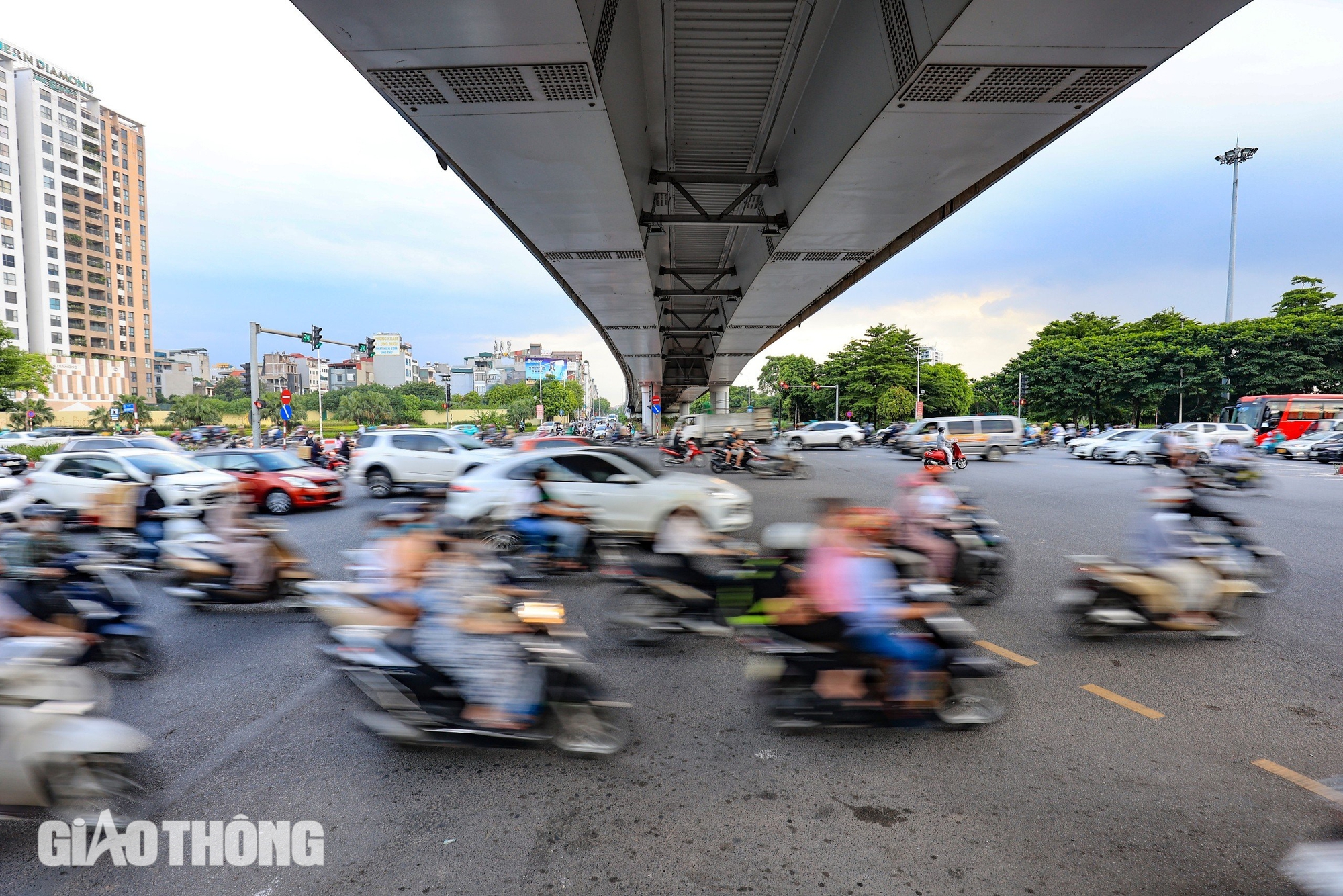 Cận cảnh giao th&ocirc;ng tại vị tr&iacute; sắp l&agrave;m hầm chui 750 tỷ "chia lửa" cho n&uacute;t giao Cổ Linh- Ảnh 12.