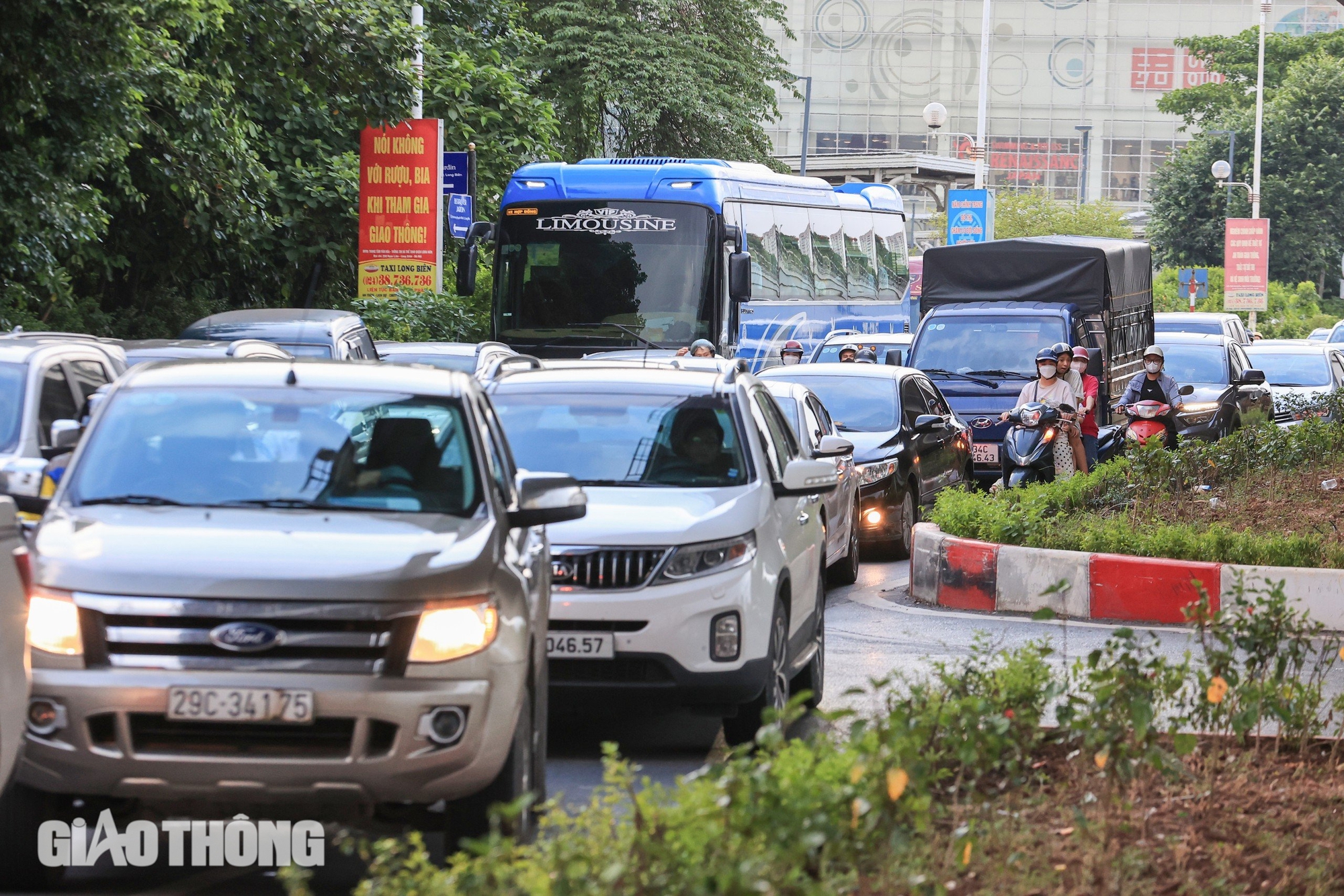 Cận cảnh giao th&ocirc;ng tại vị tr&iacute; sắp l&agrave;m hầm chui 750 tỷ "chia lửa" cho n&uacute;t giao Cổ Linh- Ảnh 13.