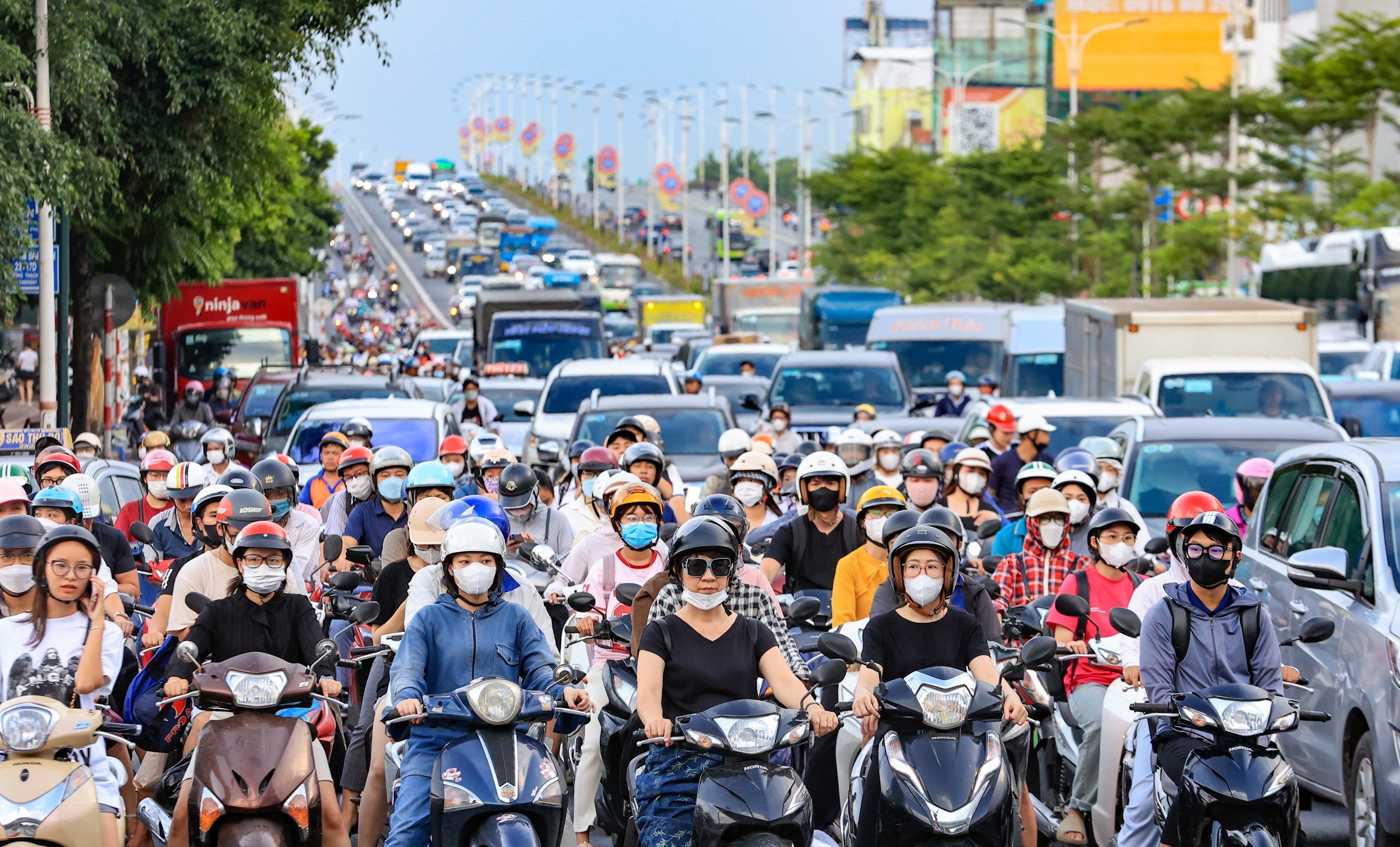 Cận cảnh giao th&ocirc;ng tại vị tr&iacute; sắp l&agrave;m hầm chui 750 tỷ "chia lửa" cho n&uacute;t giao Cổ Linh- Ảnh 9.