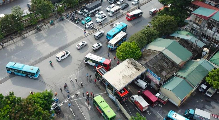 Thống nhất điều chỉnh lộ tr&igrave;nh xe kh&aacute;ch xuất bến Gi&aacute;p B&aacute;t để thi c&ocirc;ng hầm chui Kim Đồng- Ảnh 1.