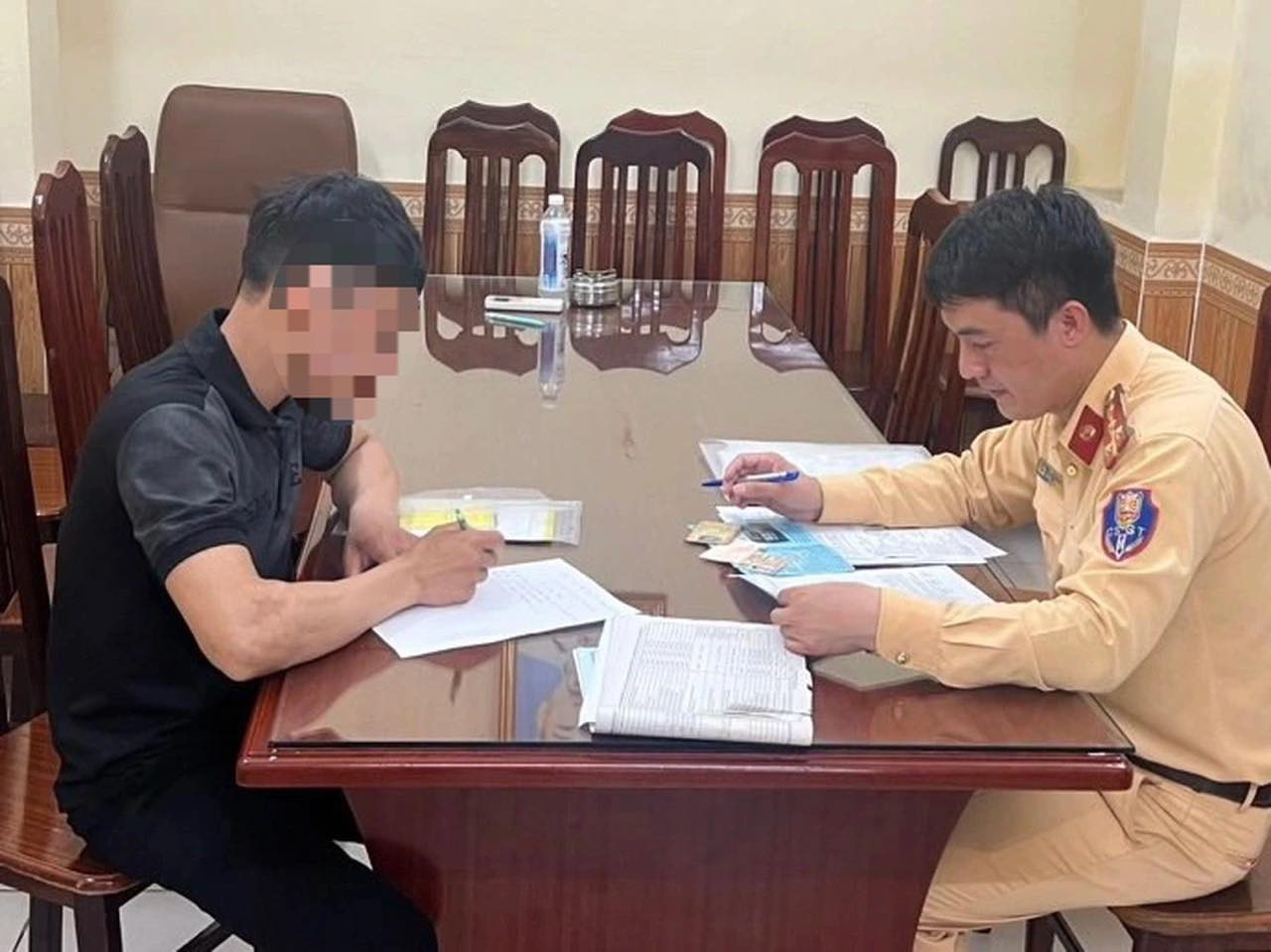 Dừng xe giữa cầu Chương Dương xả r&aacute;c, t&agrave;i xế bị xử phạt 2,5 triệu đồng- Ảnh 2.