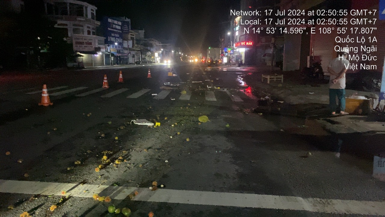 Ra giữa QL1 nhận h&agrave;ng trong đ&ecirc;m, người phụ nữ bị xe tải c&aacute;n tử vong- Ảnh 1.