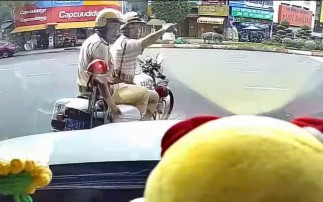 Sợ sản phụ sinh trên xe, tài xế nhờ CSGT hỗ trợ mở đường tới bệnh viện- Ảnh 2. CSGT mở đường, đưa trẻ 2 tháng tuổi bị khó thở, co giật đi cấp cứu