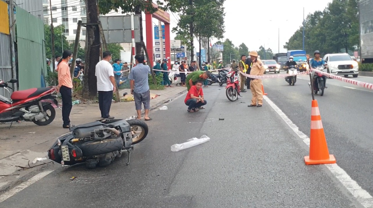 Hai xe m&aacute;y va chạm, nam thanh ni&ecirc;n 
lọt gầm xe container, tử vong thương t&acirc;m- Ảnh 4.