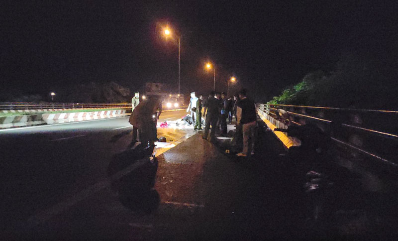 Lực lượng chức năng khám nghiệm hiện trường trên cầu vượt IC3. Lực lượng chức năng khám nghiệm hiện trường trên cầu vượt IC3.