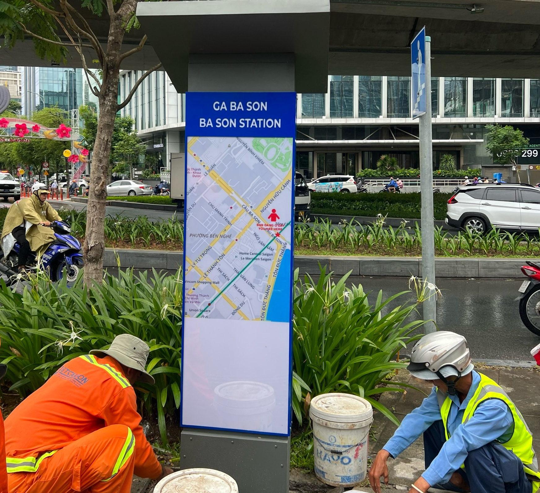 TP.HCM: Lắp đặt trụ đ&egrave;n biển b&aacute;o hướng dẫn h&agrave;nh kh&aacute;ch nh&agrave; ga tuyến metro số 1- Ảnh 1.