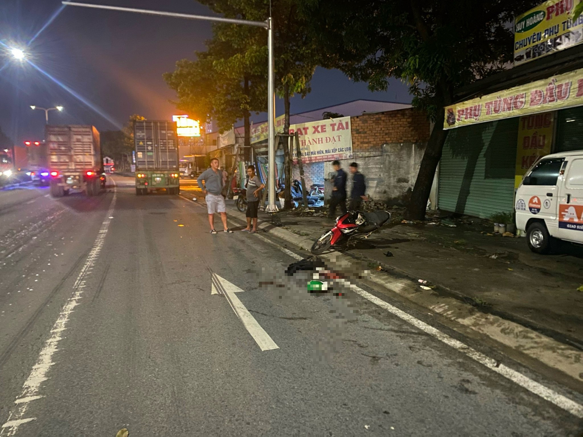 Xe container lấn l&agrave;n xe m&aacute;y, c&aacute;n tử vong một người- Ảnh 1.