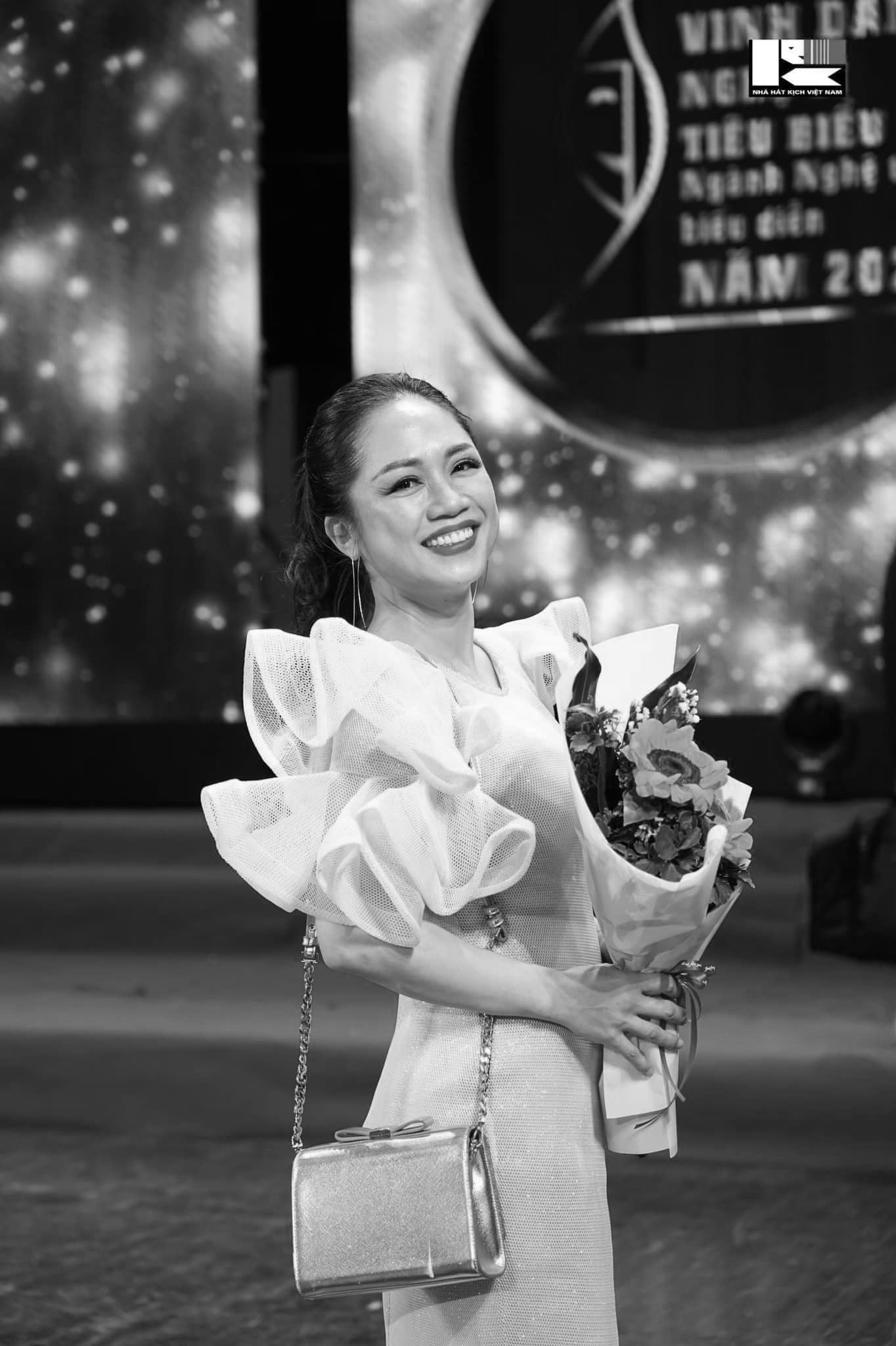 Đồng nghiệp làm điều đặc biệt trong lễ viếng NSƯT Phương Nga- Ảnh 2. Đồng nghiệp làm điều đặc biệt trong lễ viếng NSƯT Phương Nga- Ảnh 2.